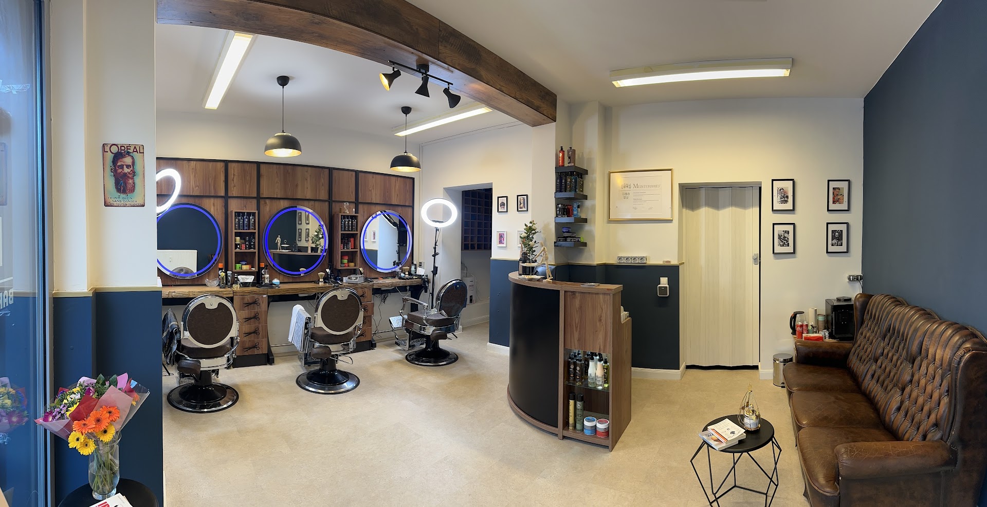 Der Salon von Lord — Vintage-Stühle und Ring-Spiegel